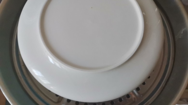 虾皮鸡蛋羹,盖上盘子防止滴水,盖上锅盖蒸12分钟