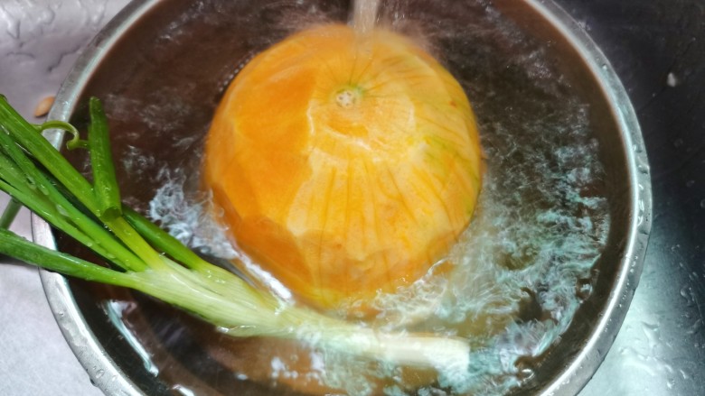 素炒南瓜,南瓜,葱洗净