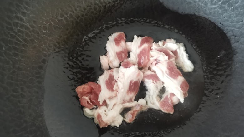 蘑菇炒肉,热锅倒入少许油,放入五花肉煎