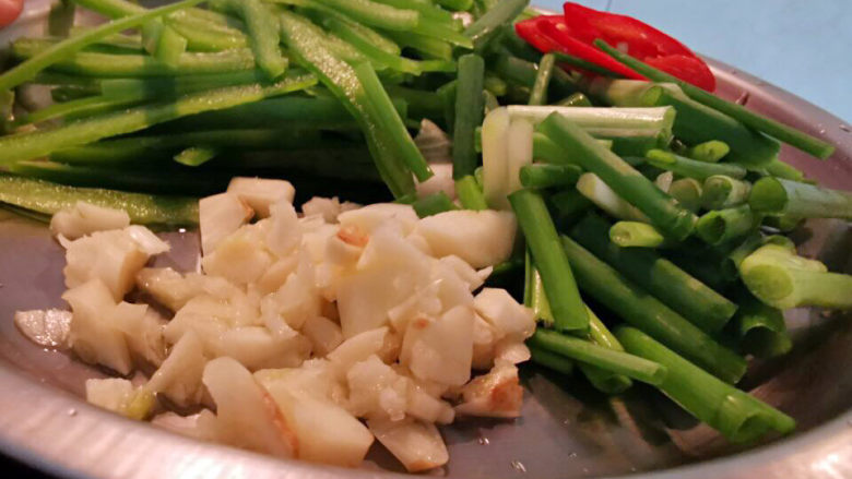 青椒炒豆干,蒜切碎,葱切段