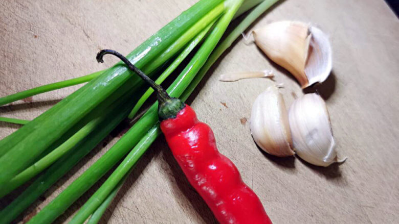 青椒炒豆干,<a style='color:red;display:inline-block;' href='/shicai/ 3250'>葱</a>蒜,红椒
