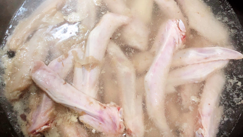 麻辣鸭翅,锅中倒入水,焯一下鸭翅尖。