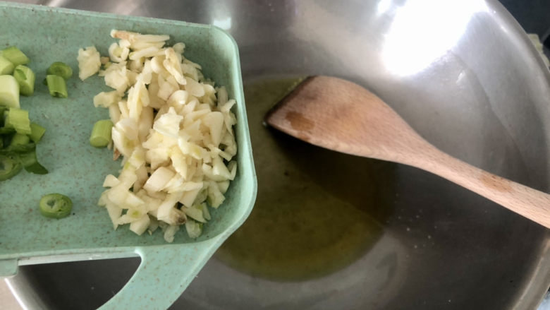 素炒南瓜,热锅冷油,下蒜蓉,小火煸香