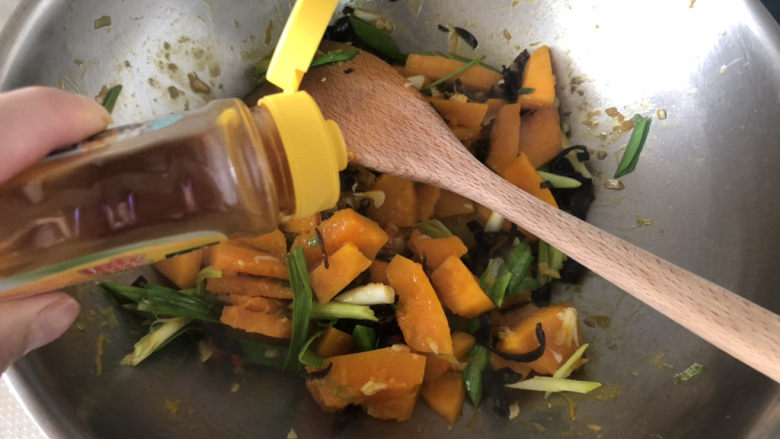 素炒南瓜,加半茶匙鸡汁,翻炒均匀
