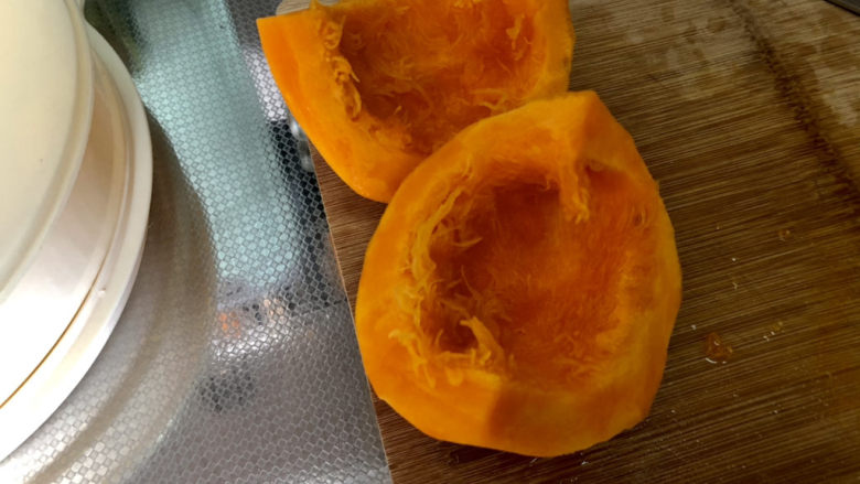 素炒南瓜,南瓜削皮,挖去瓤和籽,洗净