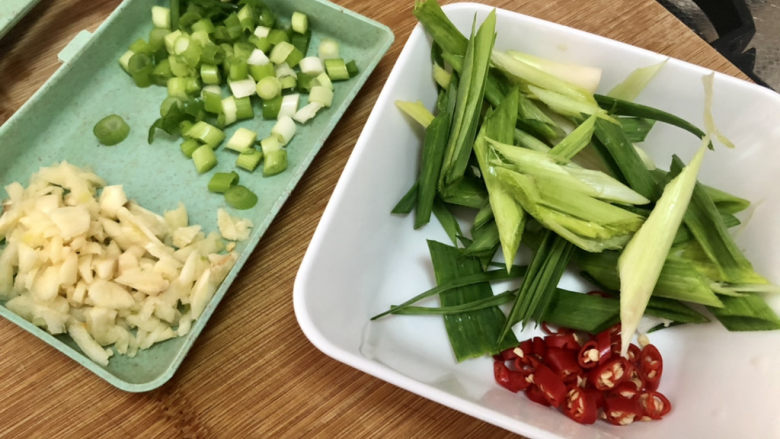 素炒南瓜,改刀:小葱葱白切末(葱叶我没有用),蒜切蒜蓉,蒜苗拍一下切斜段,小米辣去蒂切圈