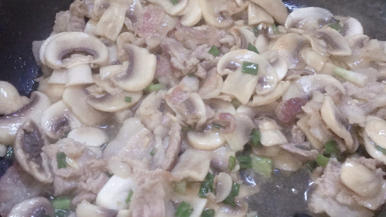 蘑菇炒肉,最后撒上葱花