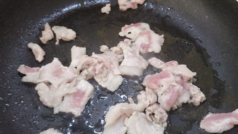 蘑菇炒肉,起锅用适量油翻炒肉片
