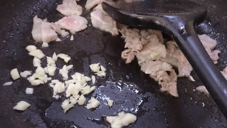 蘑菇炒肉,煎出油脂后，把肉拨到一边，下蒜茸。
