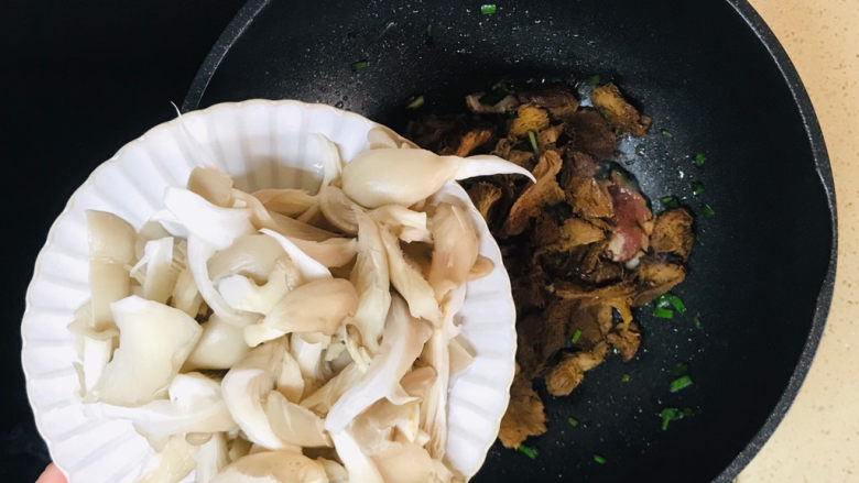 蘑菇炒肉,投入平菇,一起煸炒