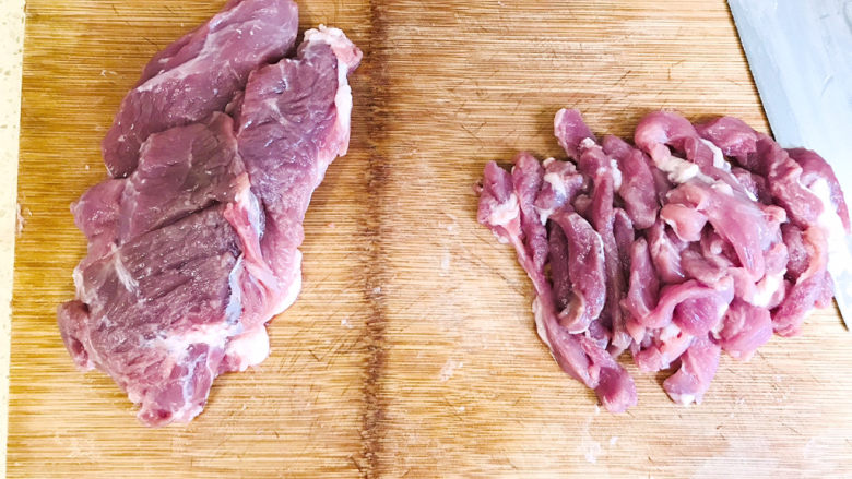蘑菇炒肉,先来腌制一下<a style='color:red;display:inline-block;' href='/shicai/ 414'>猪肉</a>,使其更加入味