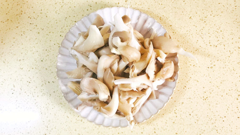 蘑菇炒肉,<a style='color:red;display:inline-block;' href='/shicai/ 231'>平菇</a>洗净,撕成小瓣儿