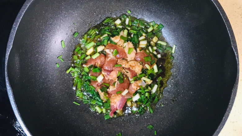 蘑菇炒肉,加入已经腌制入味的猪肉,煸炒入味