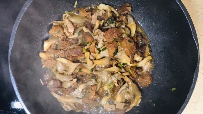 蘑菇炒肉,煸炒至熟,就可以关火起锅装盘了