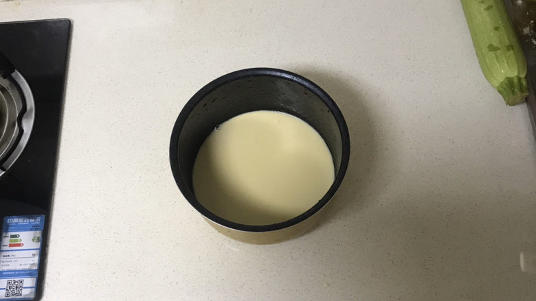 奶香西葫芦甜饼,Z字形搅成至顺滑细腻,没有杂质就可以啦!(可以过筛一下)