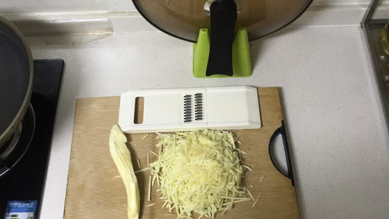 奶香西葫芦甜饼,擦成丝,最后那一点可以切成小丁丁(小心别擦破手)