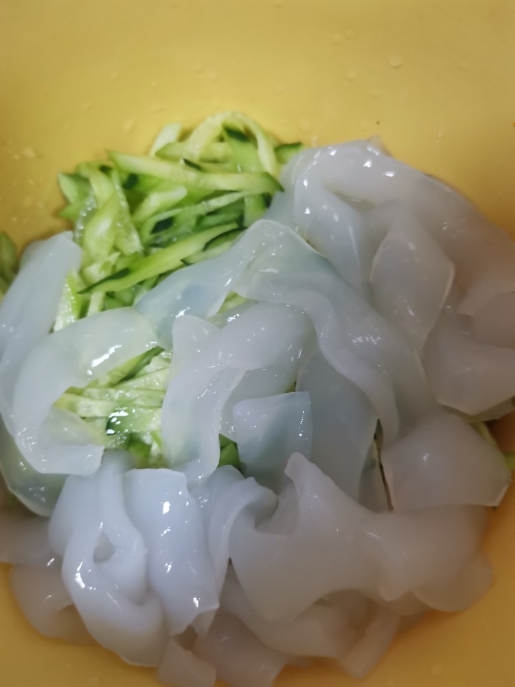 麻辣大拉皮,粉皮加入