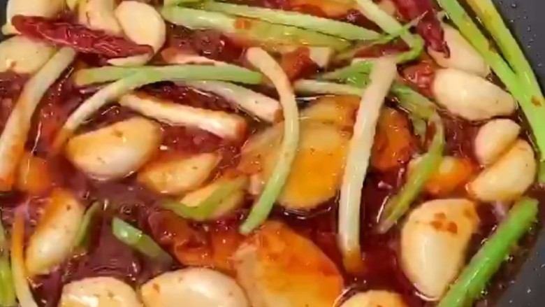 红烧羊蝎子,然后煸炒出香味,一定要先把配料炒香了才能放入羊蝎子。不然不可以有效的去除羊蝎子的腥味,也会让羊蝎子不入味这样做出来的羊蝎子腥味会比较重