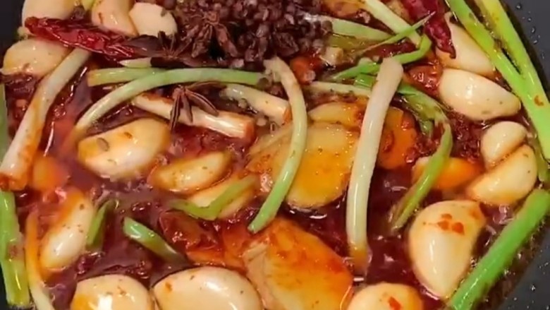 红烧羊蝎子,然后下入一小把花椒和几个八角,花椒和八角一般都用于烹饪肉类食物才会放的佐料,因为花椒一般来说,花椒味辛、性热,归脾、胃经。有芳香健胃,温中散寒,除湿止痛,杀虫解毒,止痒解腥之功效也可除各种肉类的腥膻臭气,能促进唾液分泌,增加食欲。