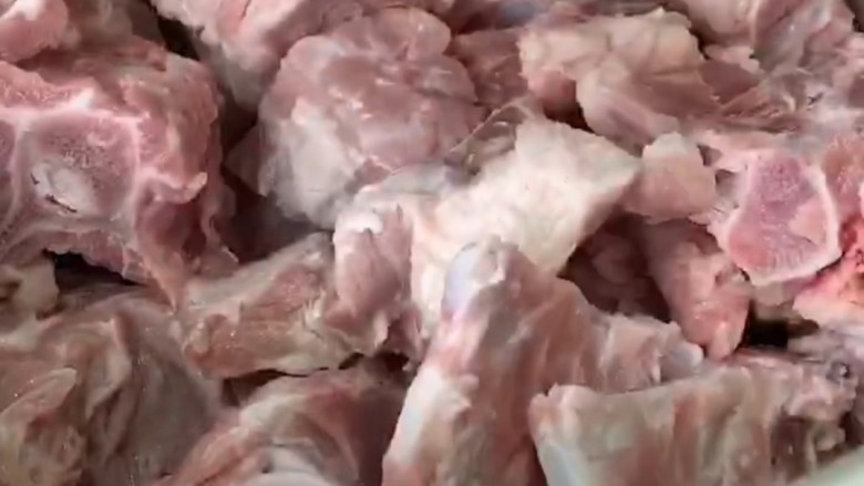 红烧羊蝎子,然后再准备一个高压锅把洗干净除去腥味的羊蝎子倒入高压锅中。(羊蝎子也可以先过水焯一下这样更有效的去除腥味。但是也要注意时间。时间太长了肉质太老了就嚼不动了不好吃了)