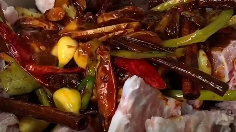 红烧羊蝎子,然后再给高压锅中的羊蝎子倒入炒好的灵魂酱汁也可搅拌均匀,这样羊蝎子才会更有效的入味,口感才会好