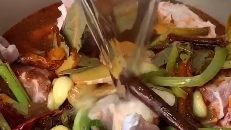 红烧羊蝎子,然后再倒入适量的水,水用清水即可,水也不要倒的太多,水过多会让味道变得不够鲜美