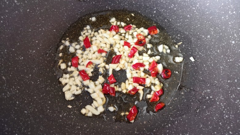 白菜包肉,下入辣椒圈炒香。