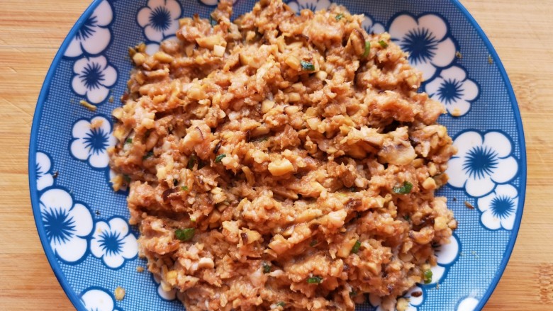 白菜包肉,加入肉馅里面搅拌均匀,肉馅完成。