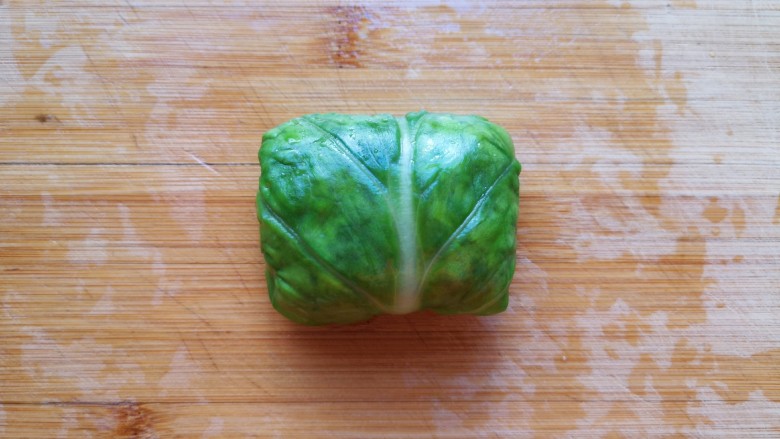白菜包肉,随意包起来,依次包完剩下的白菜叶。