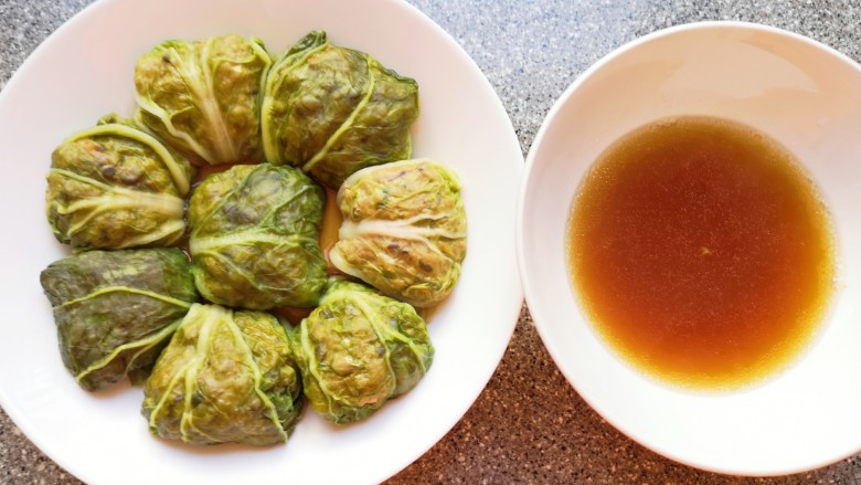 白菜包肉,取出蒸好的白菜包晾一下,倒出里面的汤汁晾凉,加入一勺<a style='color:red;display:inline-block;' href='/shicai/ 512'>玉米淀粉</a>搅拌均匀备用。