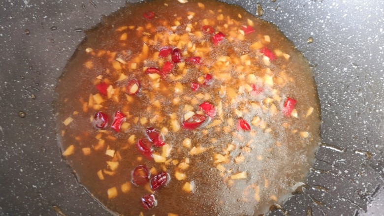 白菜包肉,倒入调好的淀粉汤汁,小火煮至浓稠关火。