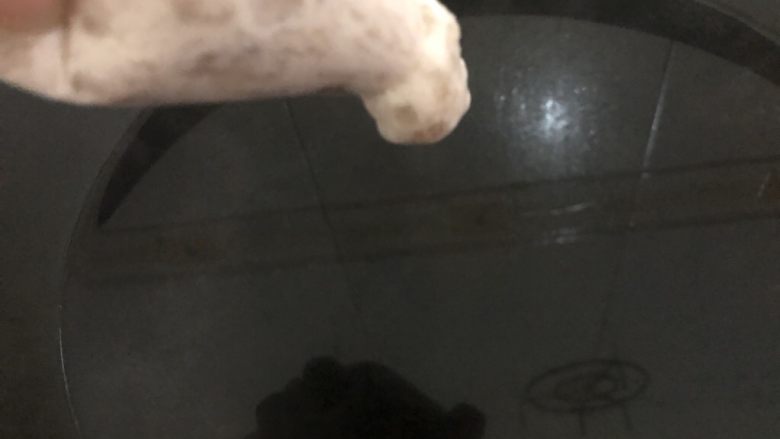自制虾滑,把虾挤点出来筷子夹一下,自动脱落,全部下完后,定型捞起过一下冷水