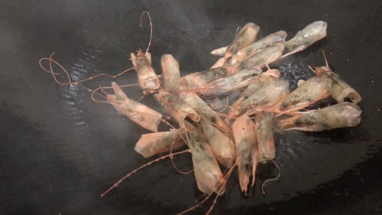 自制虾滑,锅里下油,下虾头翻炒一下