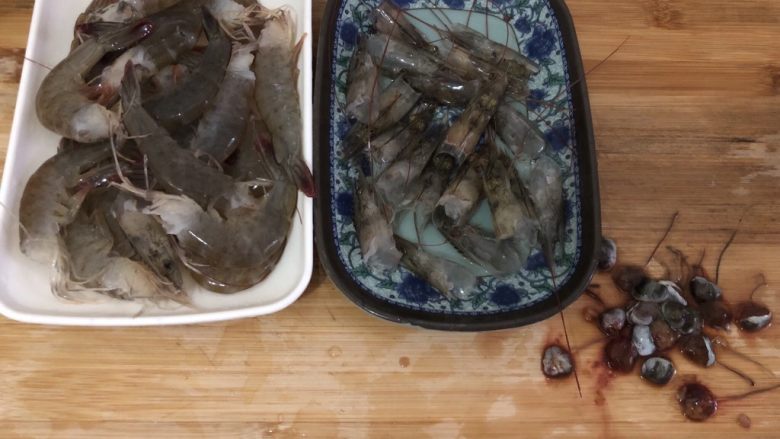 自制虾滑,全部弄好后,头尾分开,各自清洗一下,(旁边的是虾屎,所以大家不管是清蒸、红烧、水煮都要弄掉)