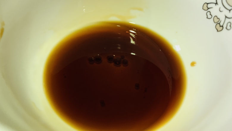 虾皮鸡蛋羹,2勺亚麻籽油,搅拌均匀,待用