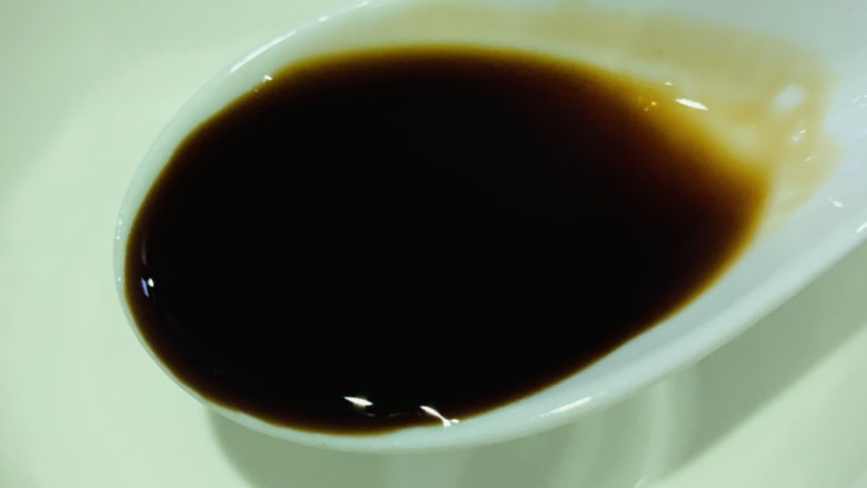 虾皮鸡蛋羹,取一个小碗,调料汁,1勺<a style='color:red;display:inline-block;' href='/shicai/ 692'>酱油</a>