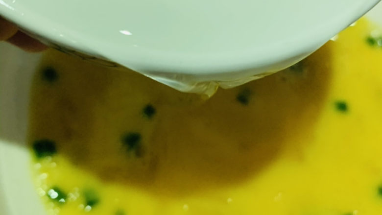 虾皮鸡蛋羹,取蛋液等量的温水,边打蛋液边加入温水
