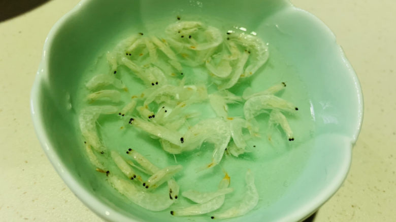 虾皮鸡蛋羹,蒸的过程中,将虾皮洗净,并浸泡一会