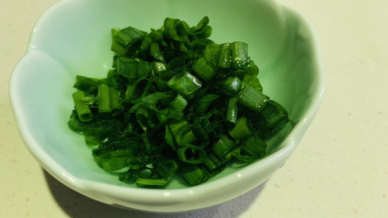 虾皮鸡蛋羹,葱切粒,待用