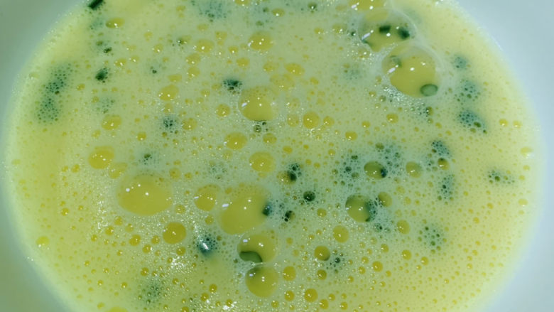 虾皮鸡蛋羹,将打好的蛋液,倒入蒸碗内