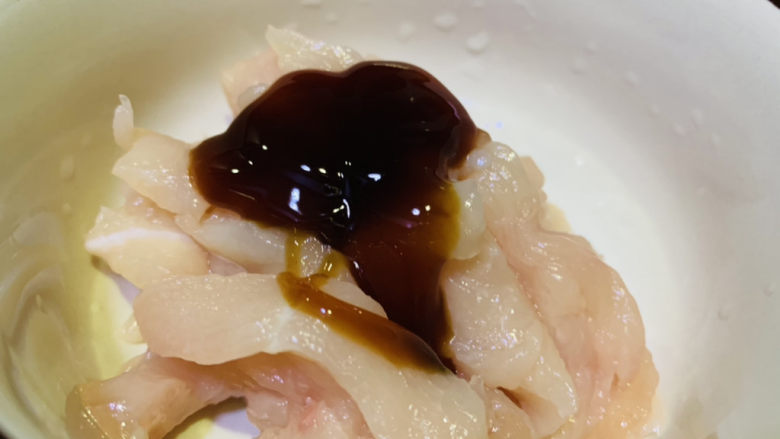 蘑菇炒肉,装碗里,加<a style='color:red;display:inline-block;' href='/shicai/ 721'>蚝油</a>