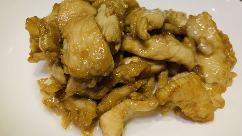 蘑菇炒肉,盛起来先装盘里,待用