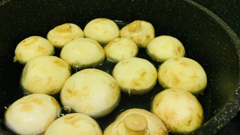 蘑菇炒肉,烧一锅水,加些盐,把蘑菇倒入,捞一会