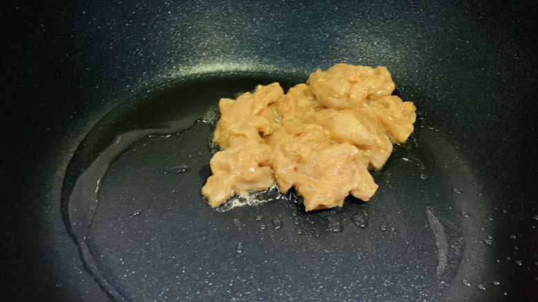 蘑菇炒肉,锅加食用油,热锅,加入腌制好的鸡胸肉片