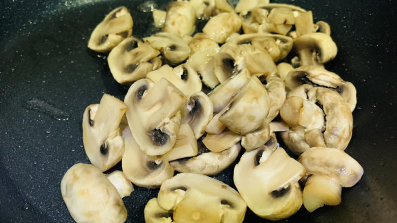 蘑菇炒肉,热锅,倒入蘑菇