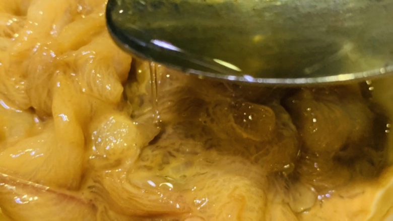 蘑菇炒肉,加些油,锁住水分,腌制10分钟