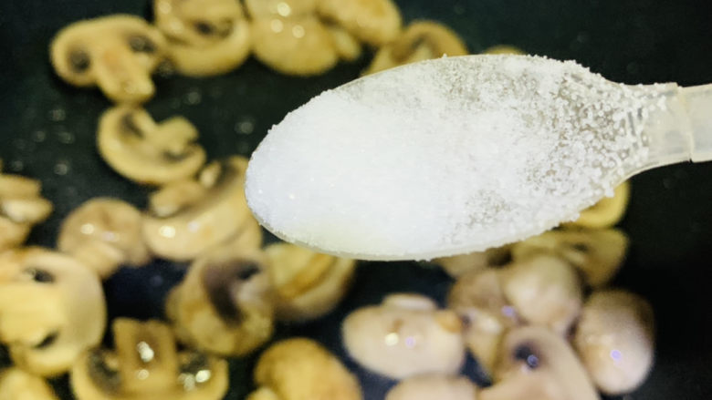 蘑菇炒肉,蘑菇炒出些水分,加少许盐调味