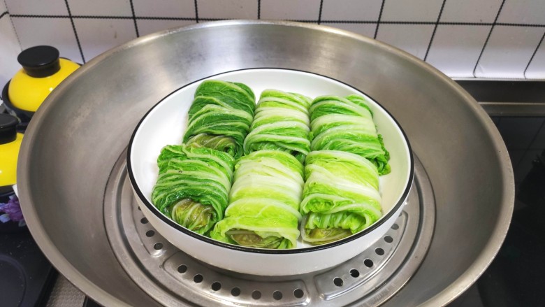 白菜包肉,锅中水沸腾,入锅蒸12分钟