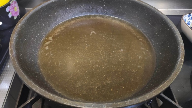 白菜包肉,把盘子中的水倒入一个锅,加少许盐和水淀粉,煮沸