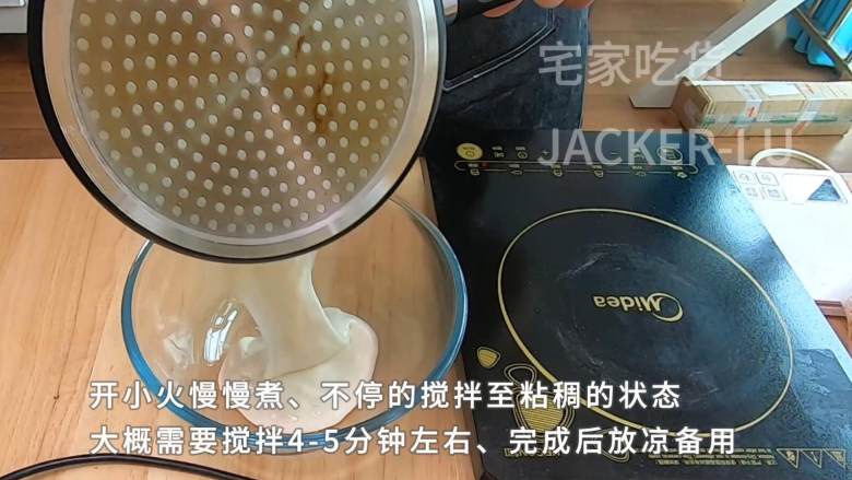 彩色汤圆水麻薯,平凡而又甜蜜的小甜点,和家人一起品尝吧。,开小火慢慢煮,不停的搅拌至粘稠的状态,大概需要搅拌4-5分钟左右,完成后取出来放凉备用。